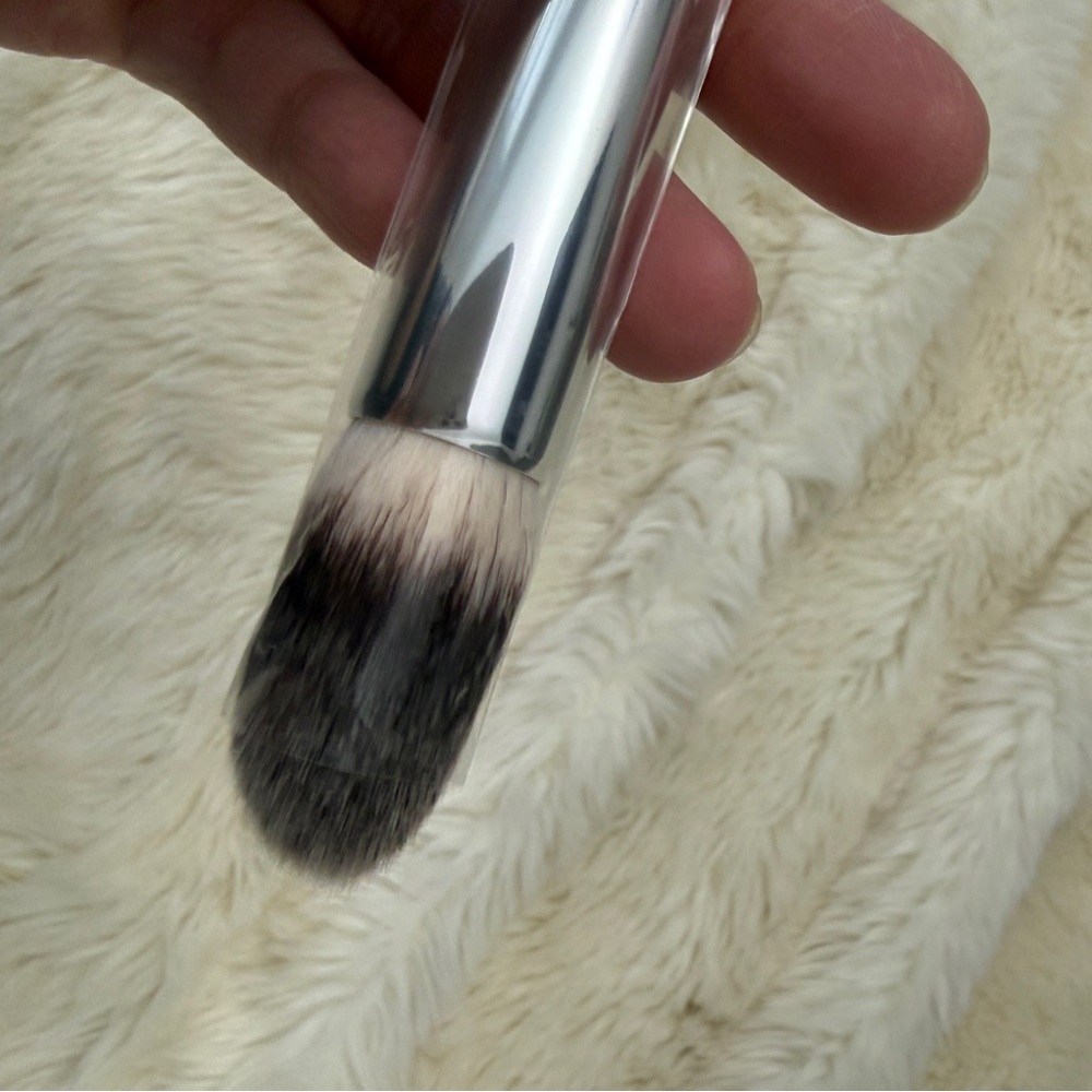 ILIA Complexion Brush brand new - Picture 4 of 4